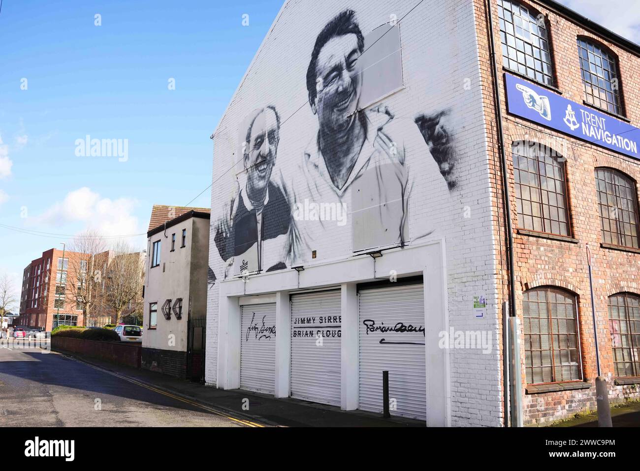 Ein Wandgemälde an den ehemaligen Notts County-Manager Jimmy Sirrel und den ehemaligen Nottingham Forest-Manager Brian Clough vor dem Spiel der Sky Bet League Two in der Meadow Lane in Nottingham. Bilddatum: Samstag, 23. März 2024. Stockfoto