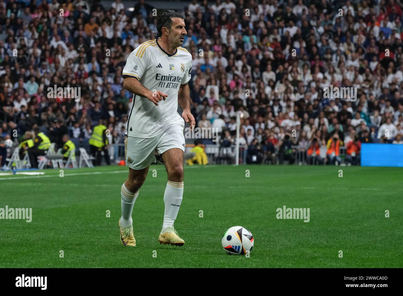 Luís Figo ON während des Corazon Classic 2024 Benefizfußballspiels zwischen Real Madrid und dem FC Porto im Santiago Bernabeu Stadion in Madrid auf Ma Stockfoto