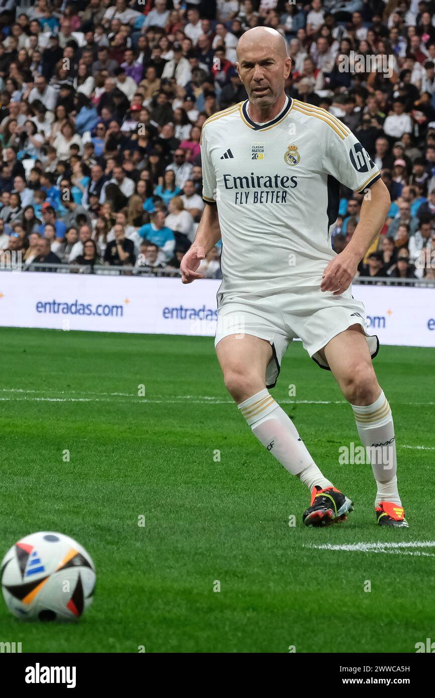 Zinedine Zidane spielte während des Corazon Classic 2024 Benefizfußballspiels zwischen Real Madrid und dem FC Porto im Santiago Bernabeu Stadion in Madrid Stockfoto