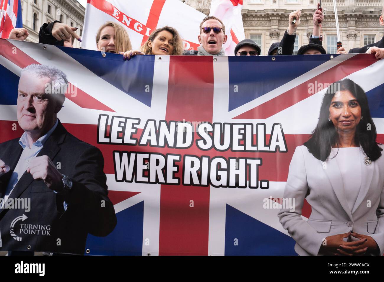 Laurence Fox und Freundin Elizabeth „Liz“ Barker nahmen an der von Wendepunkt UK organisierten „Rally for British Culture“-Proteste im Cenotaph in Whitehall, London Teil. Bilddatum: Samstag, 23. März 2024. Stockfoto