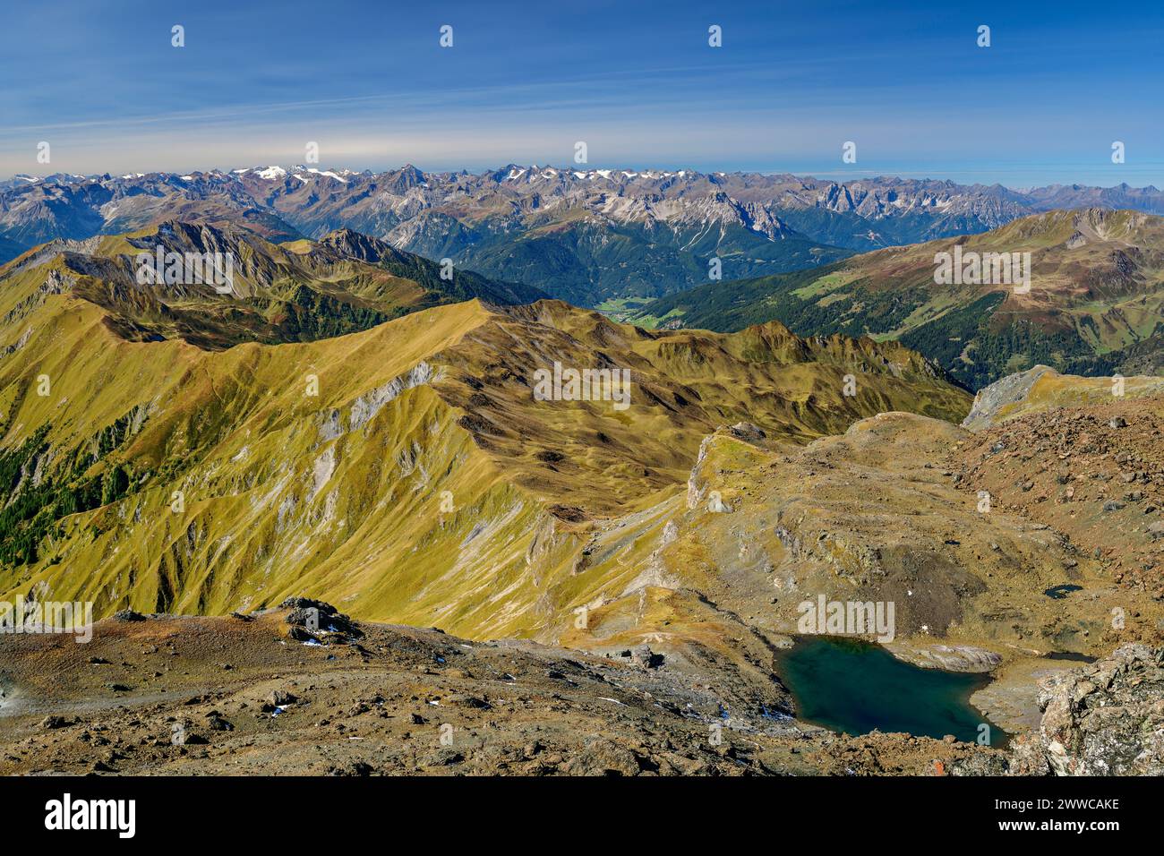 Österreich, Tirol, Blick von den Tuxer Alpen in Richtung Stubaier Alpen Stockfoto