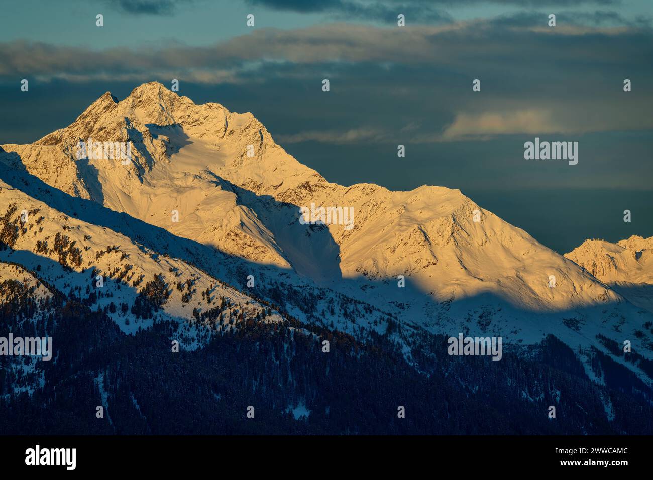 Österreich, Tirol, hoher Riffler bedeckt mit alpenglow Stockfoto