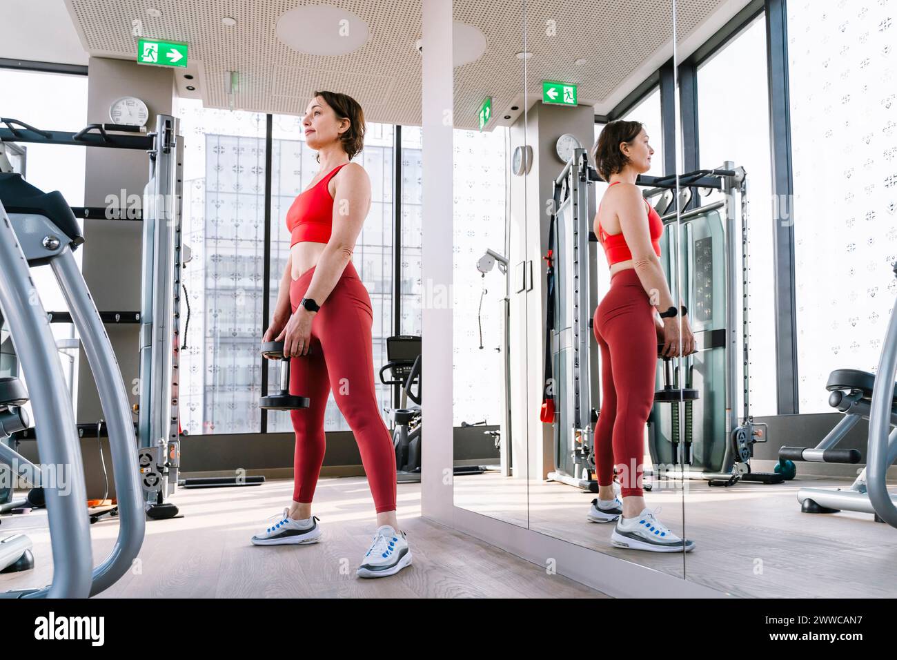 Frau hebt Hantel im Fitnessstudio Stockfoto