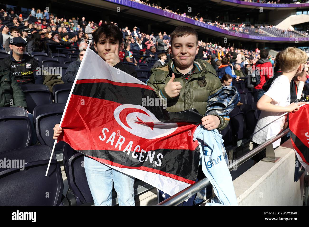 Saracens Fans in den Tribünen vor dem Gallagher Premiership Spiel im Tottenham Hotspur Stadium in London. Bilddatum: Samstag, 23. März 2024. Stockfoto