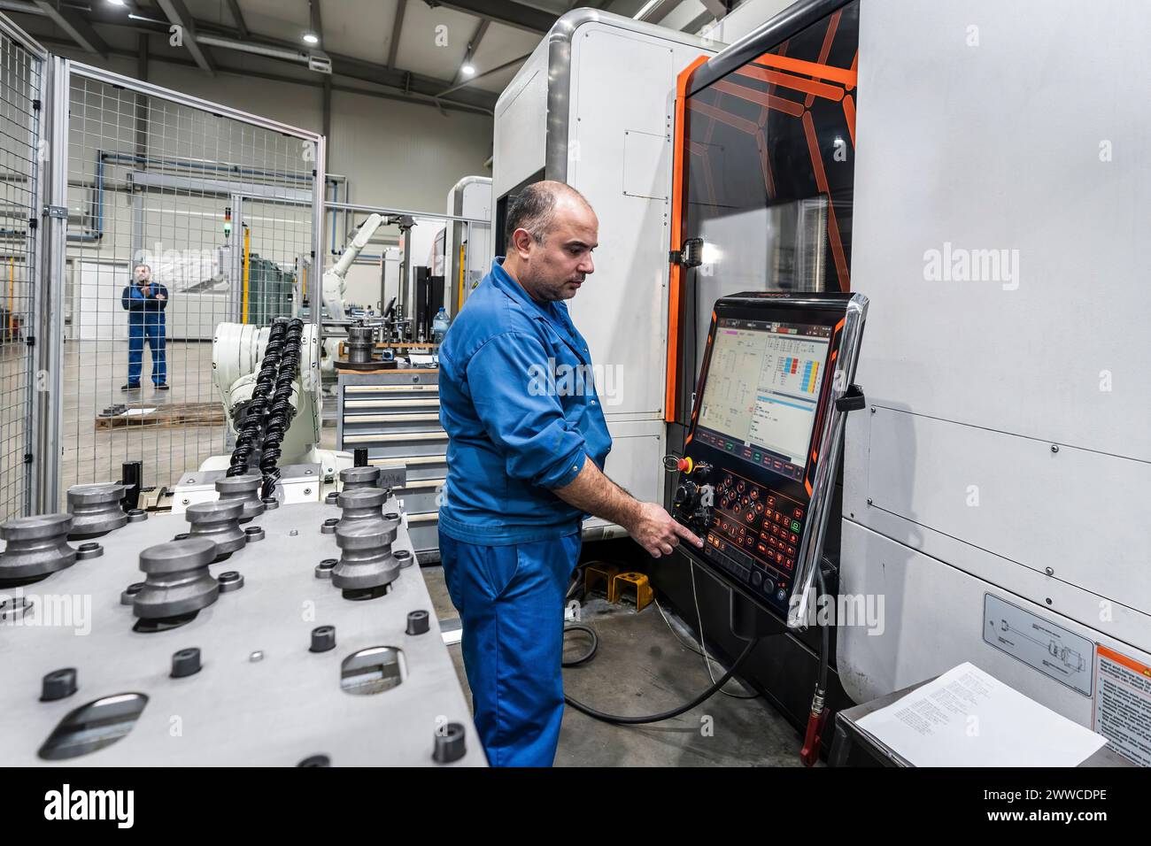 Wartungstechniker, der Robotermaschinen in modernen Fabriken bedient Stockfoto