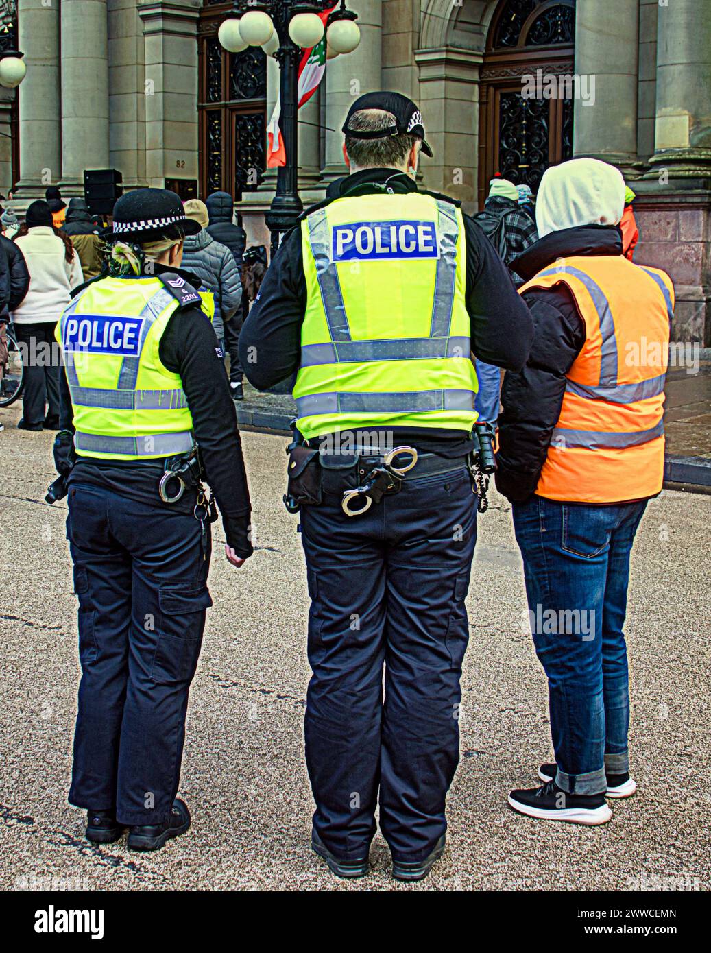 Glasgow, Schottland, Großbritannien. 23. März 2024: Wetter in Großbritannien: Sonniges Frühlingswetter in der Stadt sah die Polizei auf den Straßen und eine palästina-Kundgebung auf dem george Square, als die Einheimischen auf der Straße spazieren gingen. Credit Gerard Ferry/Alamy Live News Stockfoto