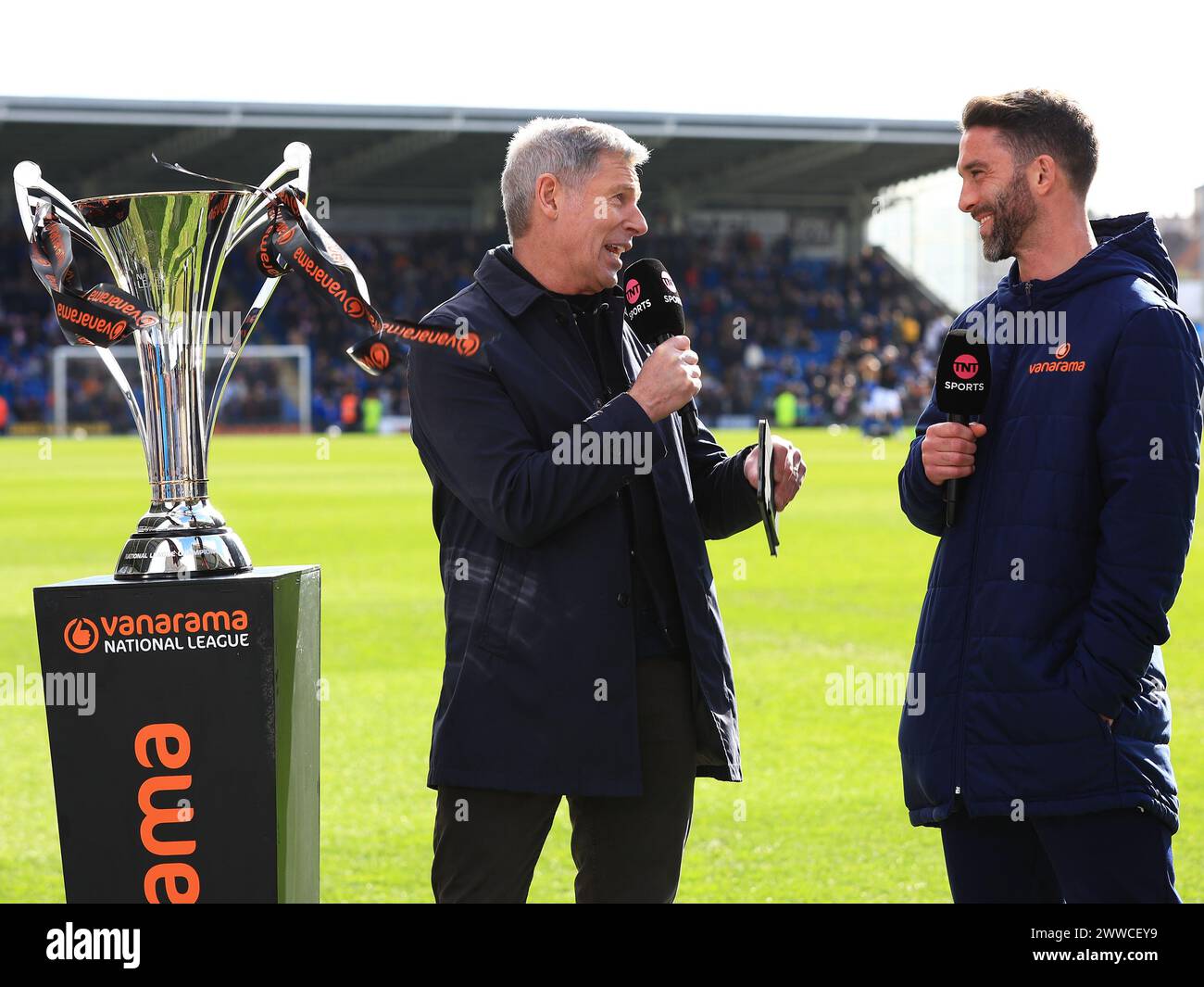 Will Grigg aus Chesterfield wird von TNT Soorts interviewt, bevor er am 23. März 2024 während des Spiels Chesterfield FC gegen Boreham Wood FC Vanarama National League im SMH Group Stadium in Chesterfield, England, Großbritannien, anfängt Stockfoto