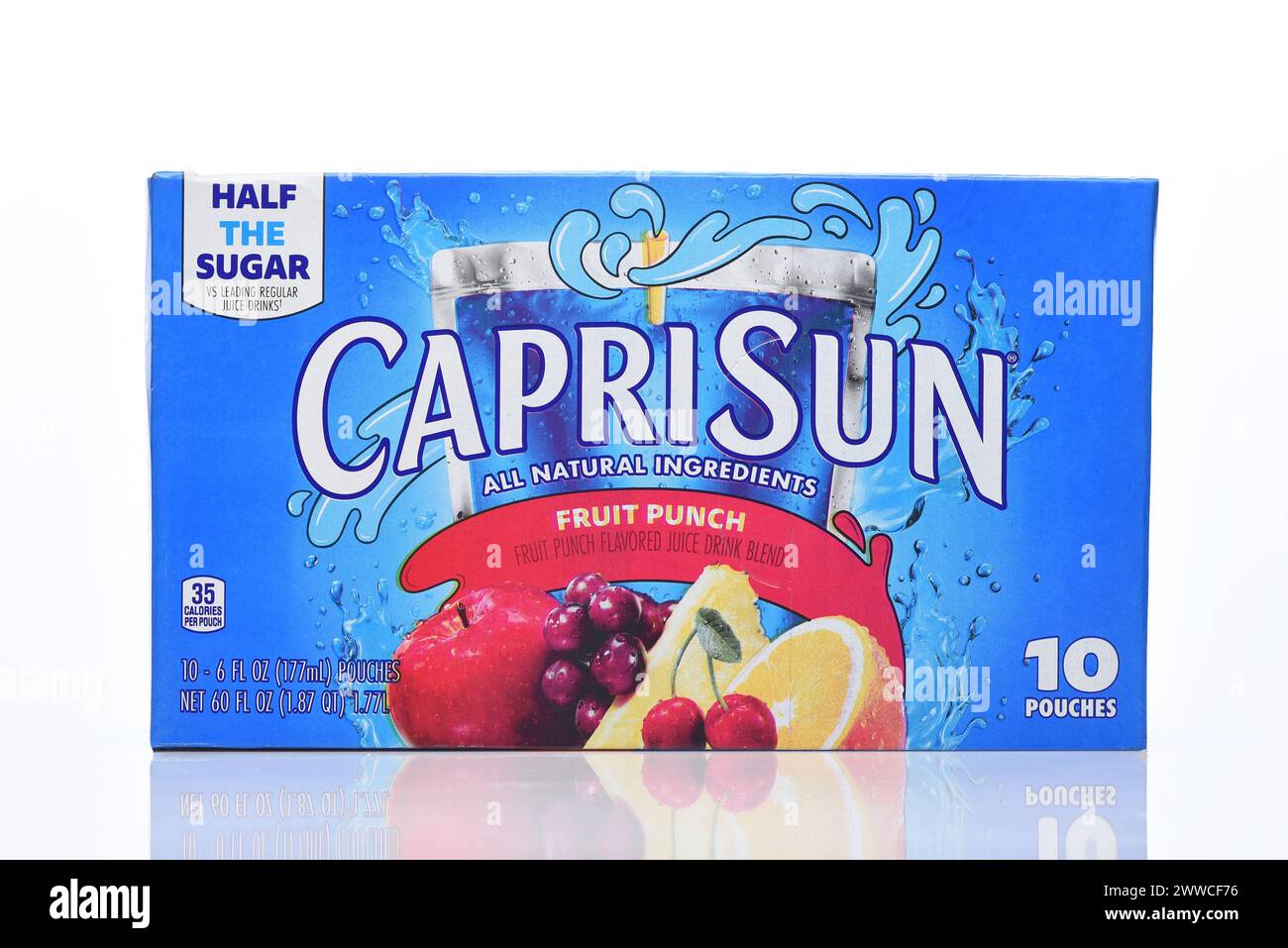 IRIVNE, KALIFORNIEN - 21. März 2024: Eine Schachtel Capri Sun Fruit Punch Getränketaschen. Stockfoto