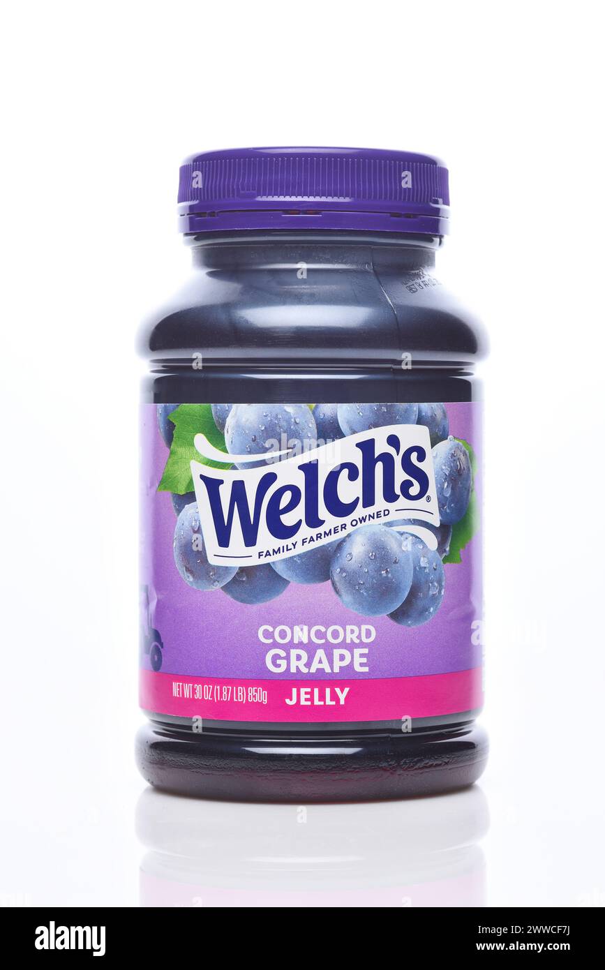IRIVNE, KALIFORNIEN - 21. März 2024: Ein Glas Welchs Concord Grape Jelly. Stockfoto