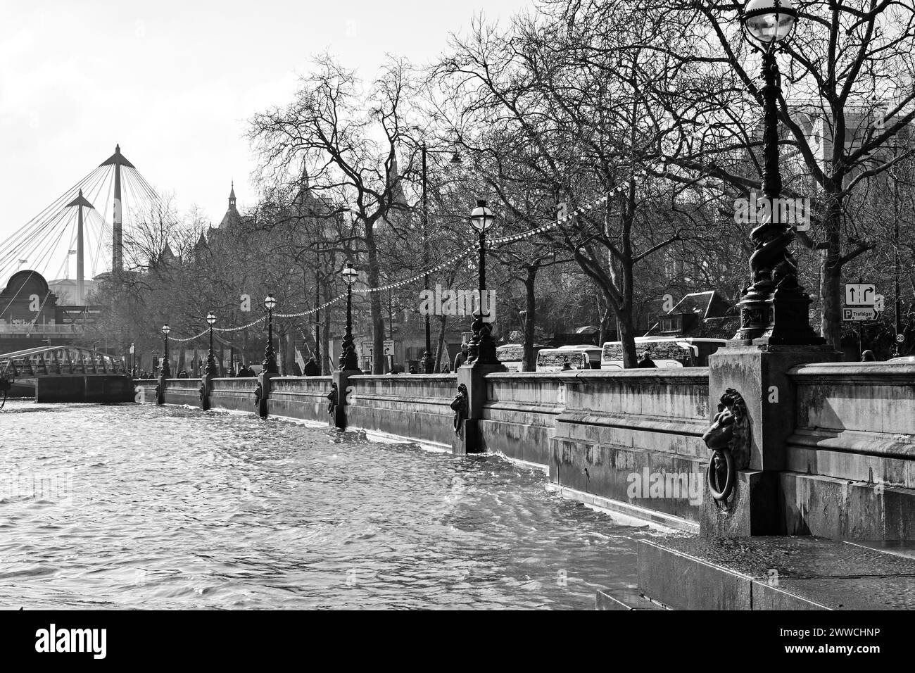 Hochwasser auf der Themse neben dem Victoria Embankment, London, England, Großbritannien. Stockfoto