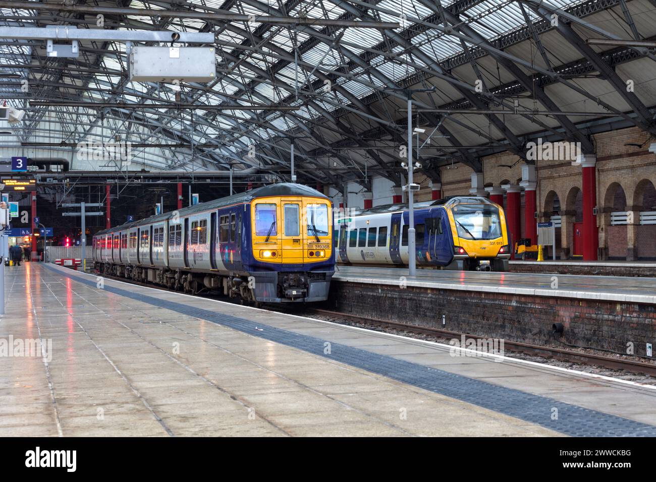 Die letzte Northern Rail-Baureihe 319, 319368 (links) an der Liverpool Lime Street am letzten Tag in Betrieb mit einer neuen Baureihe 331 (rechts) am 2. Januar 2024 Stockfoto