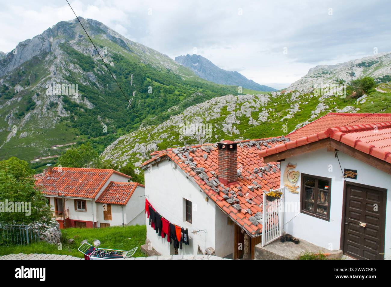 Häuser und Landschaft. Sotres, Asturien, Spanien. Stockfoto