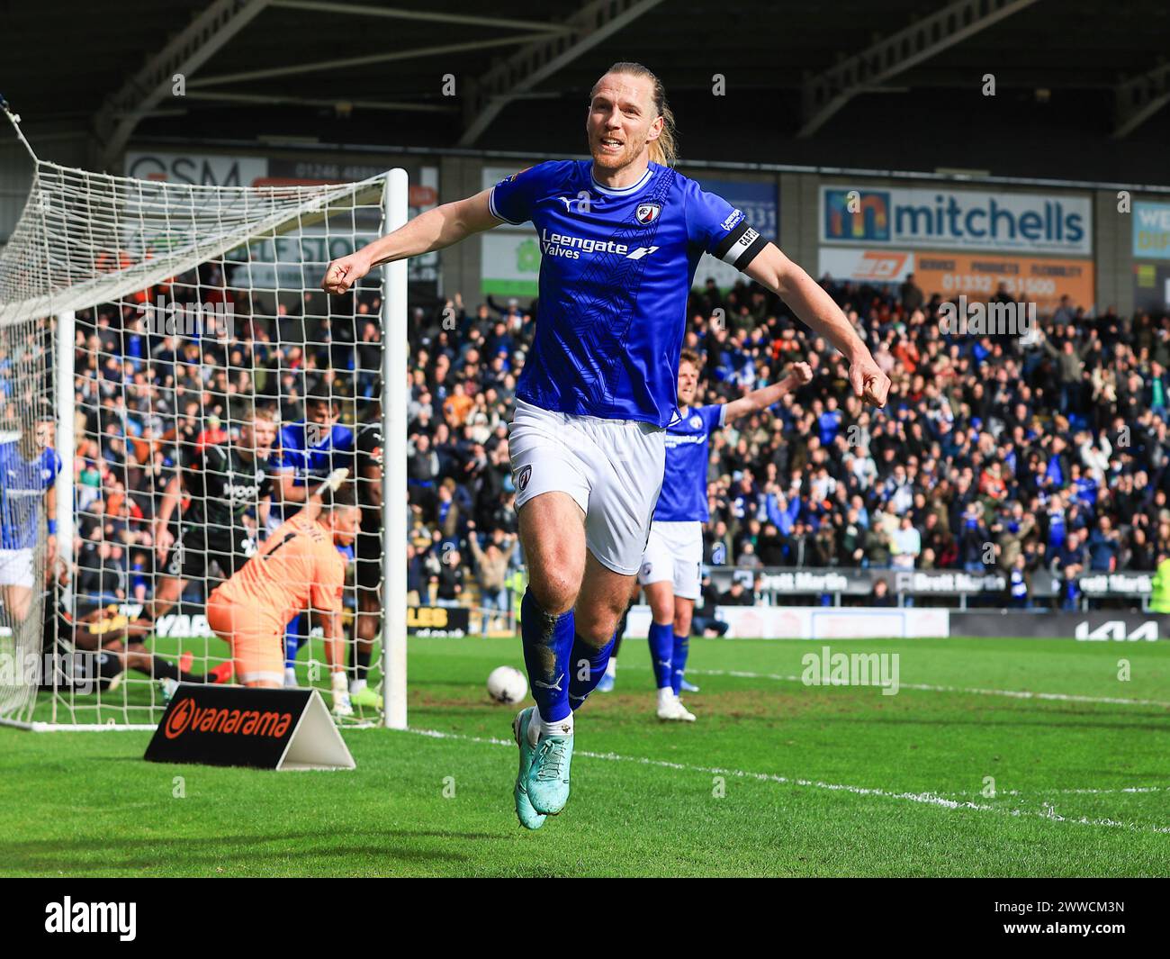 Jamie Grimes aus Chesterfield erzielt sein erstes Tor und feiert am 23. März 2024 im SMH Group Stadium, Chesterfield, England, Großbritannien, das Spiel Chesterfield FC gegen Boreham Wood FC Vanarama National League Stockfoto