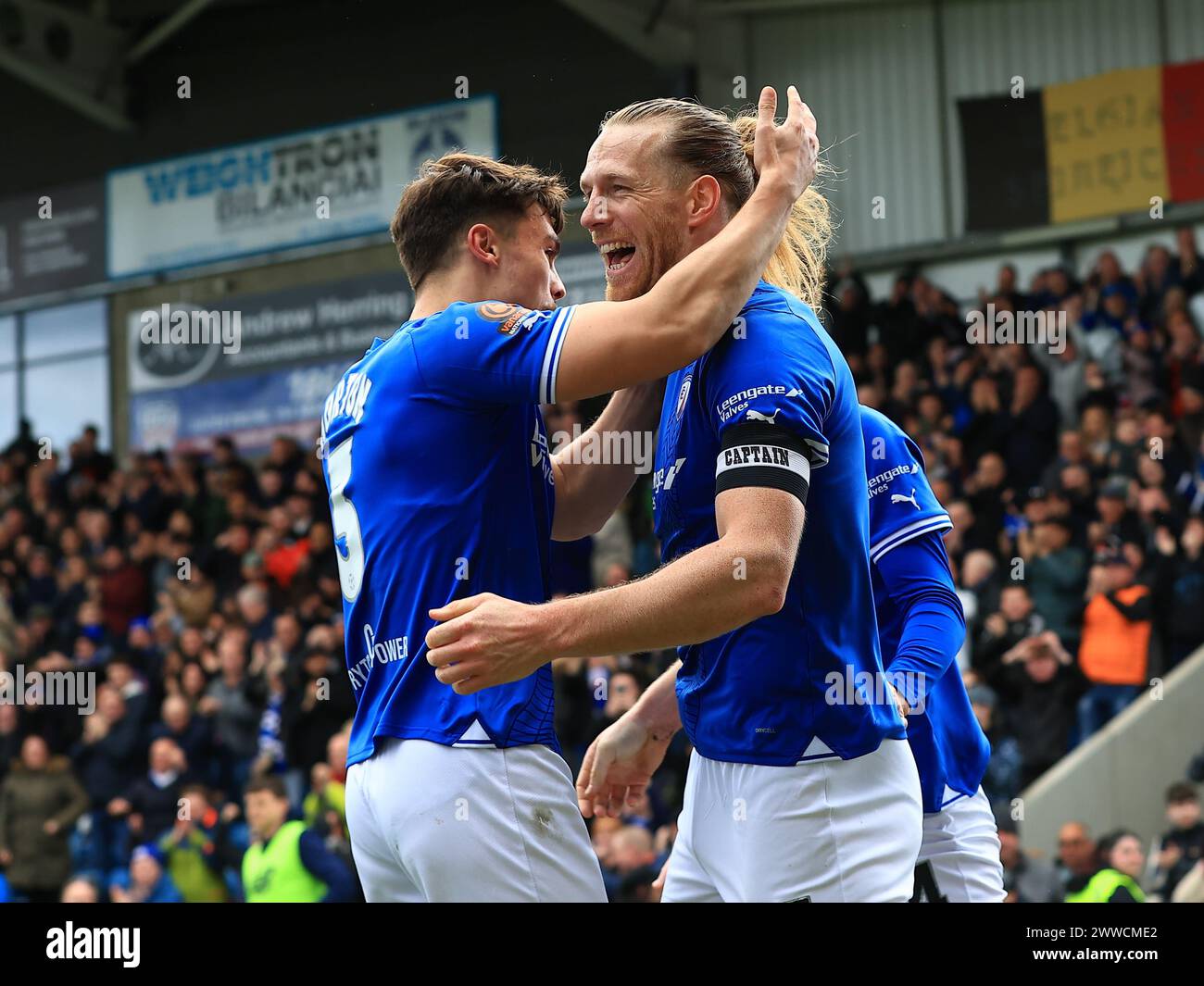 Chesterfield, Großbritannien. März 2024. Jamie Grimes aus Chesterfield erzielt sein erstes Tor im Spiel und feiert mit seinen Teamkollegen am 23. März 2024 im SMH Group Stadium, Chesterfield, England, Großbritannien Credit: Every Second Media/Alamy Live News Stockfoto