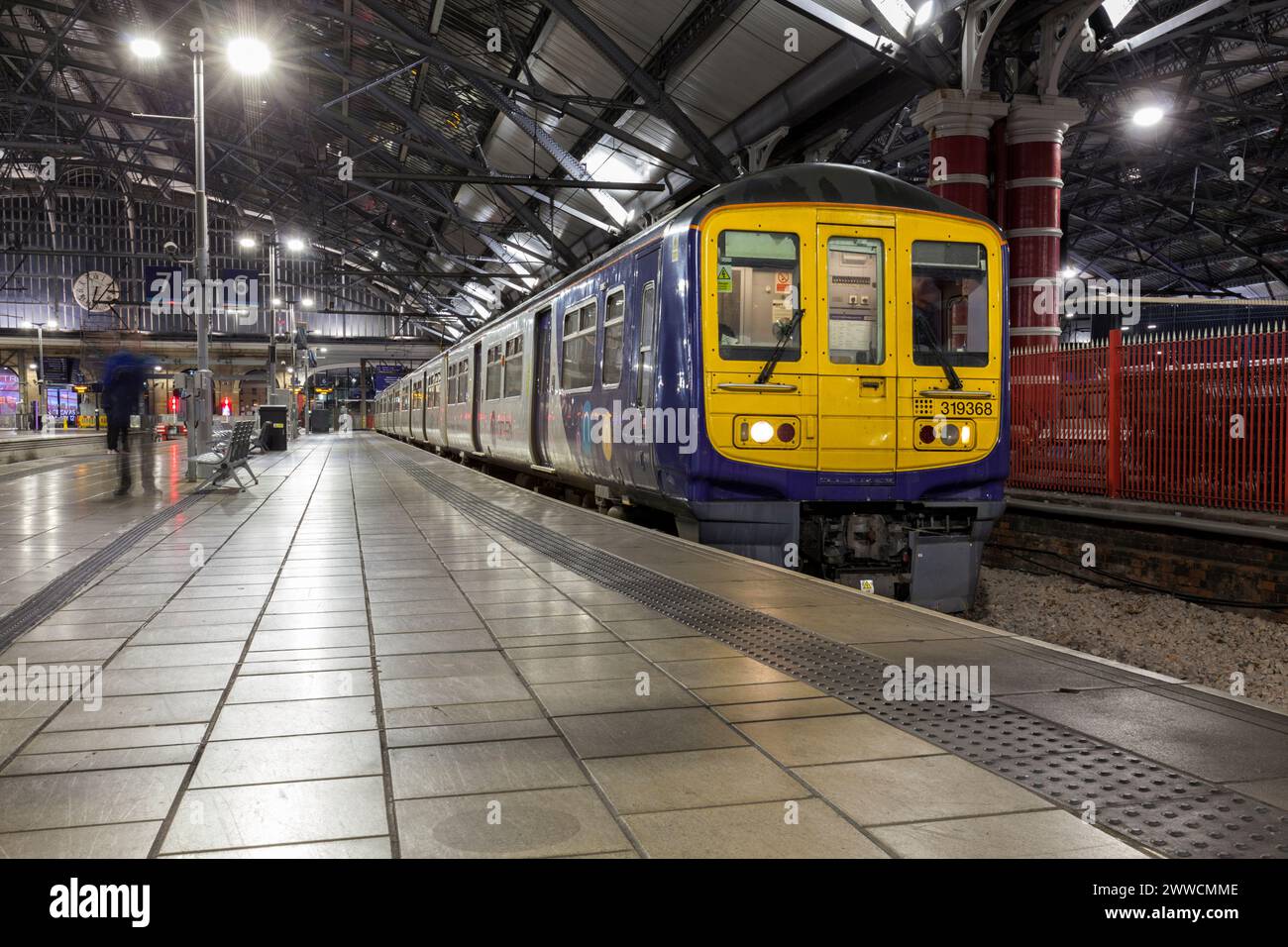 Nach der Ankunft mit dem letzten Passagierdienst, der am 2. Januar 2024 von einem Zug der Northern Rail-Klasse 319, 319368 in der Liverpool Lime Street, betrieben wurde Stockfoto