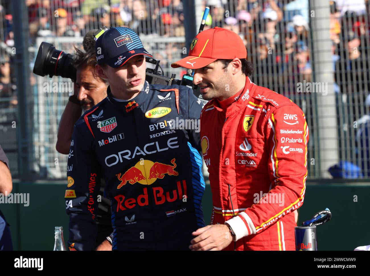 Melbourne, Australien. März 2024. Melbourne, Australien, 23. März: #1, Max VERSTAPPEN, NDL, Oracle Red Bull Racing RB19 Honda RBPT mit Carlos SAINZ Jr., ESP, Team Scuderia Ferrari, während des Formel 1 Grand Prix von Australien 2024. Albert Park Grand-Prix-Rennstrecke, Formel 1 – gebührenpflichtiges Bild, Foto und Copyright © Clay CROSS ATP Images (CROSS Clay /ATP/SPP) Credit: SPP Sport Press Photo. /Alamy Live News Stockfoto