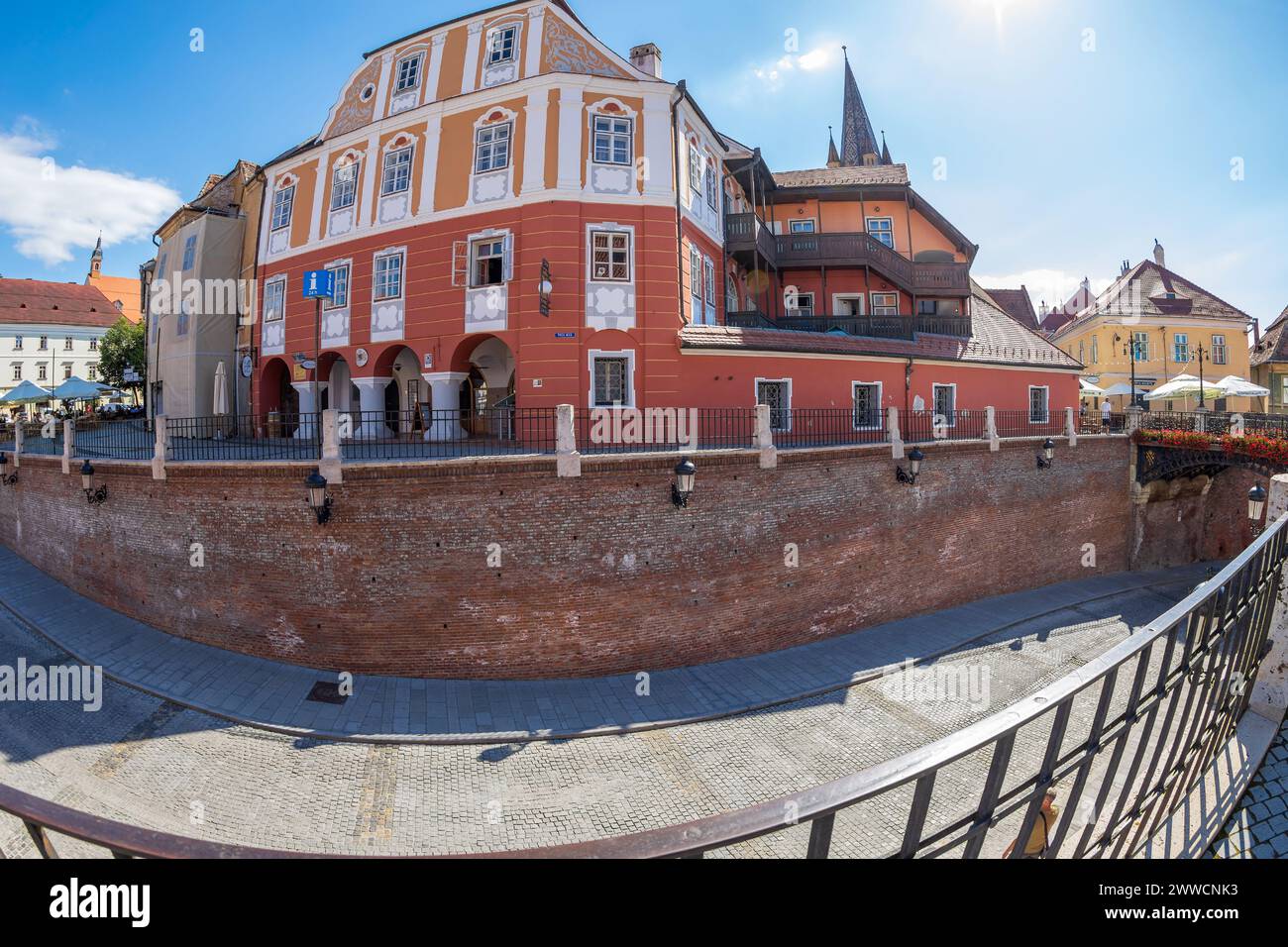 SIBIU, SIEBENBÜRGEN, RUMÄNIEN, 8. JULI 2020: Das im 13. Jahrhundert errichtete Luxemburger Haus wurde auf den ersten Befestigungen der Stadt errichtet Stockfoto