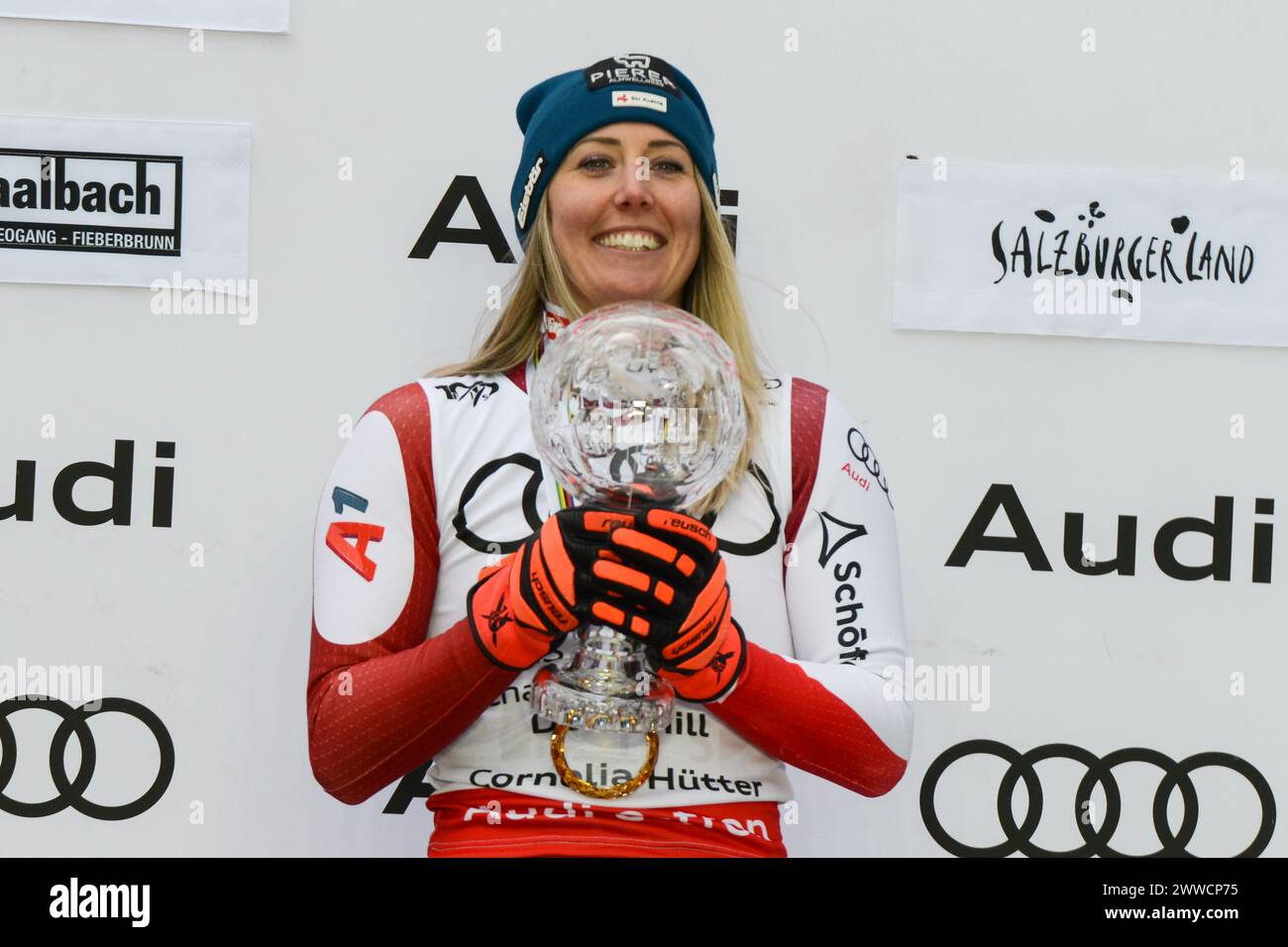 Saalbach, Österreich. März 2024. CORNELIA HUTTER aus Österreich auf dem Podium, nachdem er den Titel für die Disziplin Abfahrtsski für die Skirennsaison FIS 2023/24 gewonnen hatte. (Kreditbild: © Christopher Levy/ZUMA Press Wire) NUR REDAKTIONELLE VERWENDUNG! Nicht für kommerzielle ZWECKE! Quelle: ZUMA Press, Inc./Alamy Live News Stockfoto