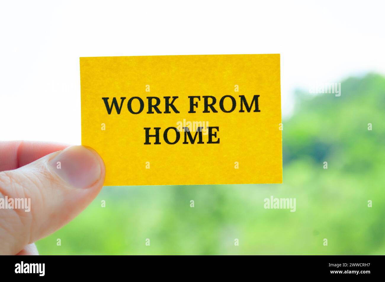 Text von zu Hause aus auf gelbem Notizblock arbeiten. Konzept „Arbeit von zu Hause aus“. Stockfoto