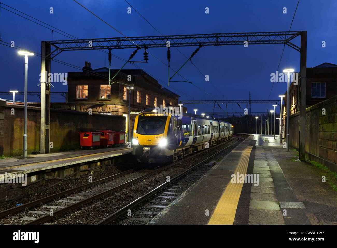 Northern Rail CAF baute den Zug der Baureihe 331 331011 am Bahnhof Edge Hill, Merseyside bei Nacht Stockfoto