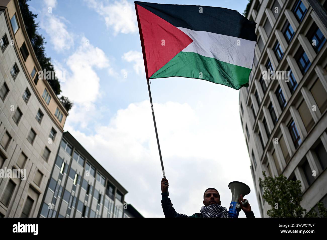Mailand, Italien. März 2024. Ein pro-palästinensischer Demonstrant schwingt während einer Kundgebung eine riesige Flagge, um Solidarität mit den Palästinensern zu zeigen und einen sofortigen Waffenstillstand in Gaza zu fordern. Credit: Piero Cruciatti/Alamy Live News Stockfoto