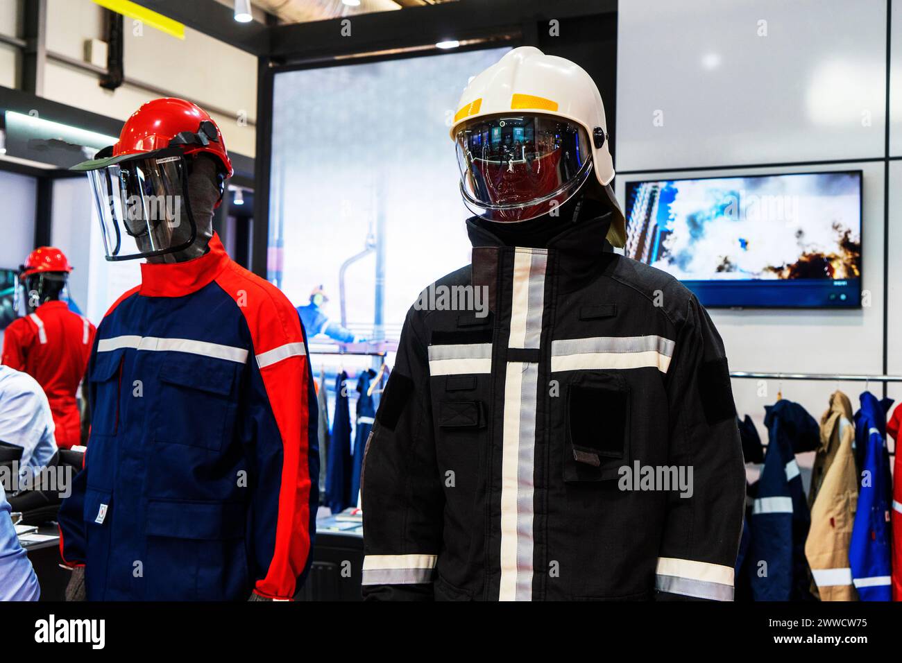 Spezielle Schutzkleidung, Arbeitskleidung, verschiedene Jacken für Bauarbeiter, Arbeiter in der Öl- und Gasindustrie in Schaufensterpuppen sind im Geschäft zu sehen. Stockfoto