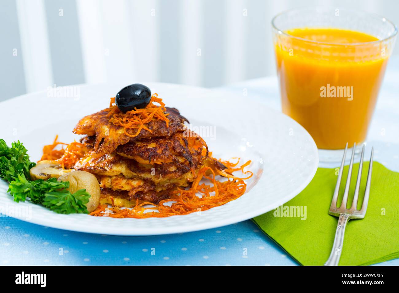 Karottenpasteten mit Karottensaft Stockfoto