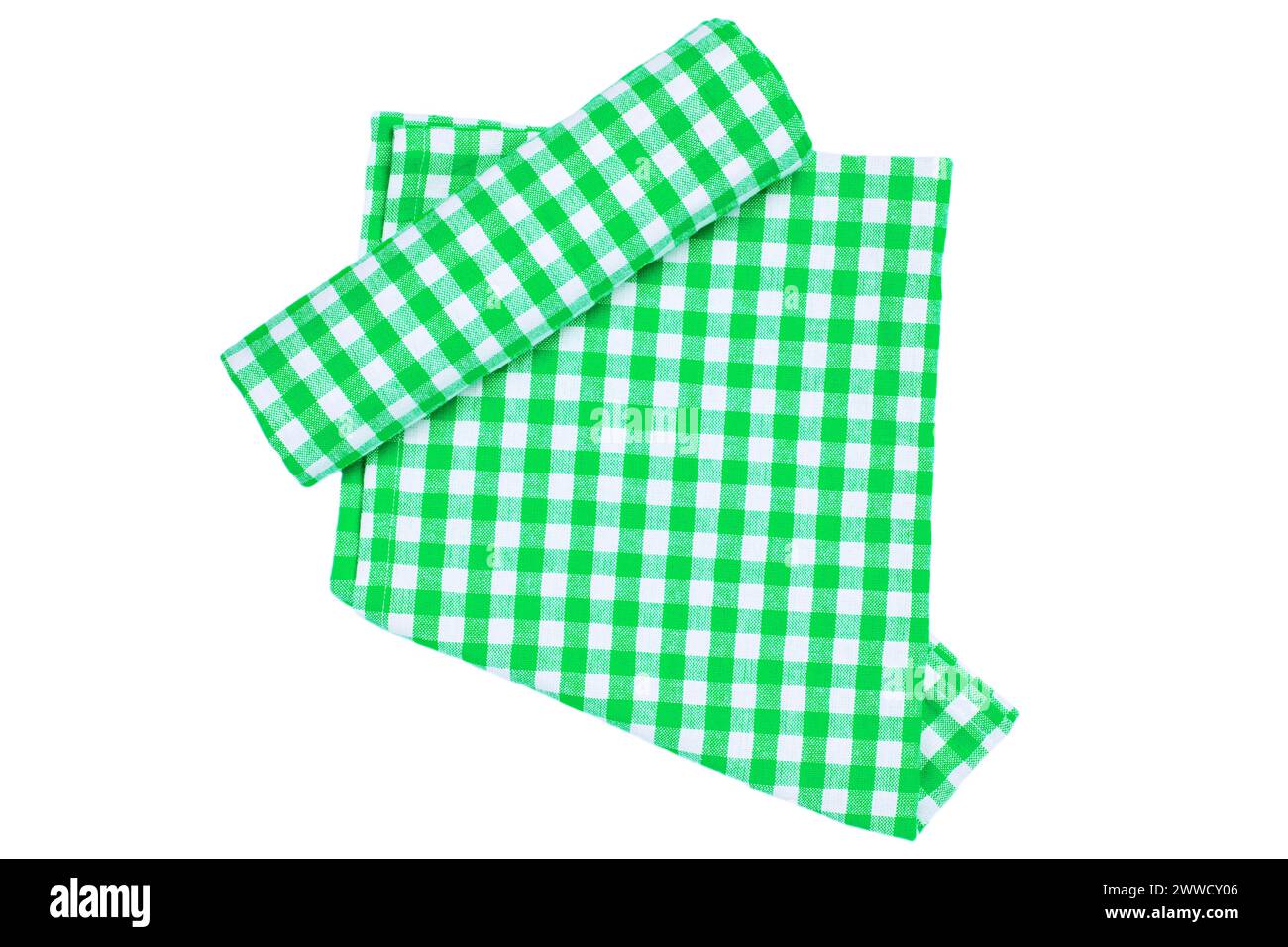 Eine grün-weiß karierte Serviette oder Picknick-Tischdecke mit einem gerollten Handtuch isoliert auf weiß. Küchenhandtücher. Hintergrund für Ihre Produktplatzierung Stockfoto