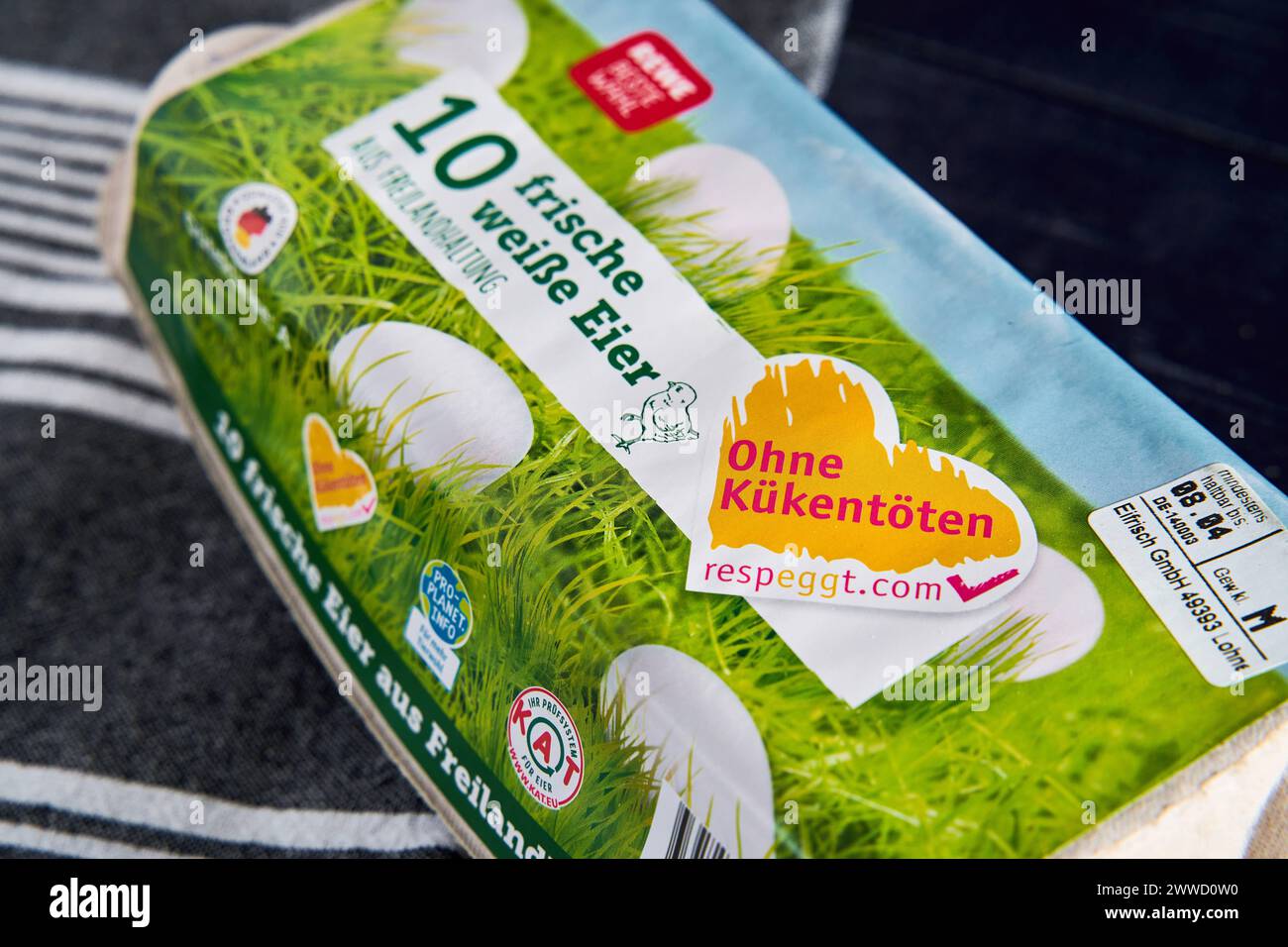 Augsburg, Bayern, Deutschland - 22. März 2024: Eine Packung weiße Eier aus Freilandhaltung von REWE ohne Kükentöten *** Eine Packung weiße Eier aus Freilandhaltung von REWE ohne Kükentöten Stockfoto