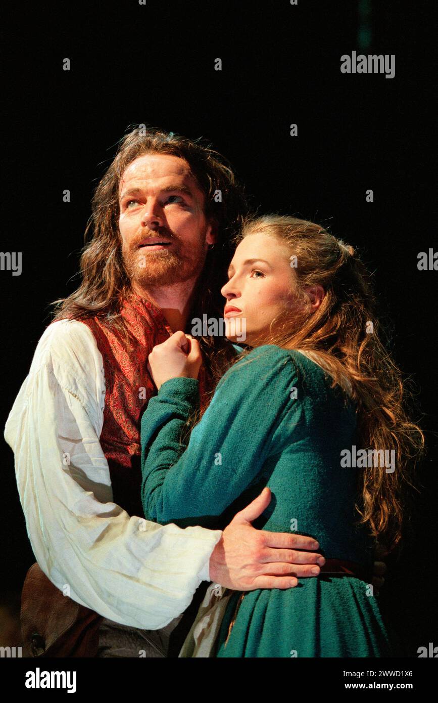 Iain Glen (Arnaud du Thil), Juliette Caton (Bertrande de Rols) in MARTIN GUERRE im Prince Edward Theatre, London W1 10/07/1996 Buch: Alain Boubil & Claude-Michel Schönberg Musik: Claude-Michel Schonberg Text: Edward Hardy, Herbert Kretzmer & Alain Boubil Design: Nick Ormerod Beleuchtung: David Hersey Choreograf: Bob Avian Director & Co-Adapter: Declan Donnellan Stockfoto