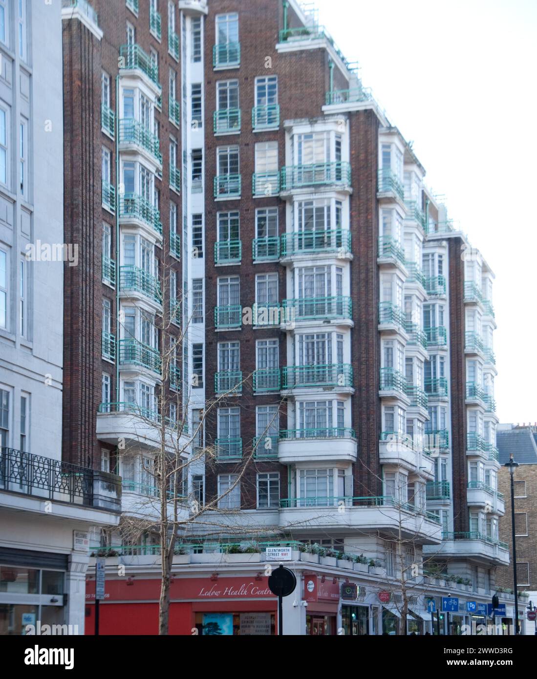 Mansion Block, Melcombe Road, London, Großbritannien; Wohnungen; Luxuswohnungen; Apartments; elegantes rotes Backsteingebäude Stockfoto