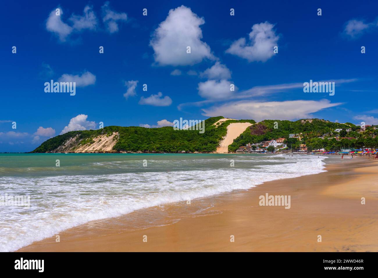 Ponta Negra Beach, mit Morro do Careca im Hintergrund, Natal, Rio Grande do Norte, Brasilien. Stockfoto