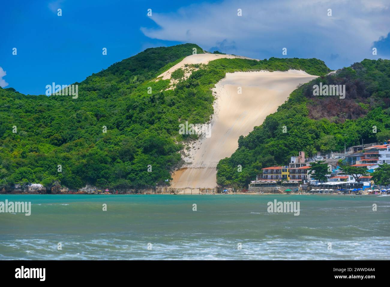 Ponta Negra Beach, mit Morro do Careca im Hintergrund, Natal, Rio Grande do Norte, Brasilien. Stockfoto
