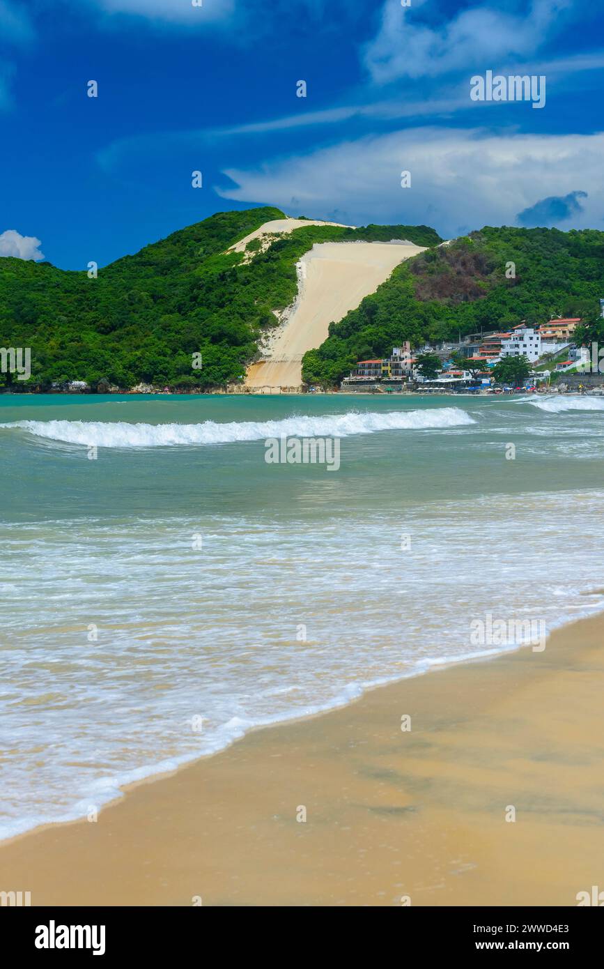 Ponta Negra Beach, mit Morro do Careca im Hintergrund, Natal, Rio Grande do Norte, Brasilien. Stockfoto
