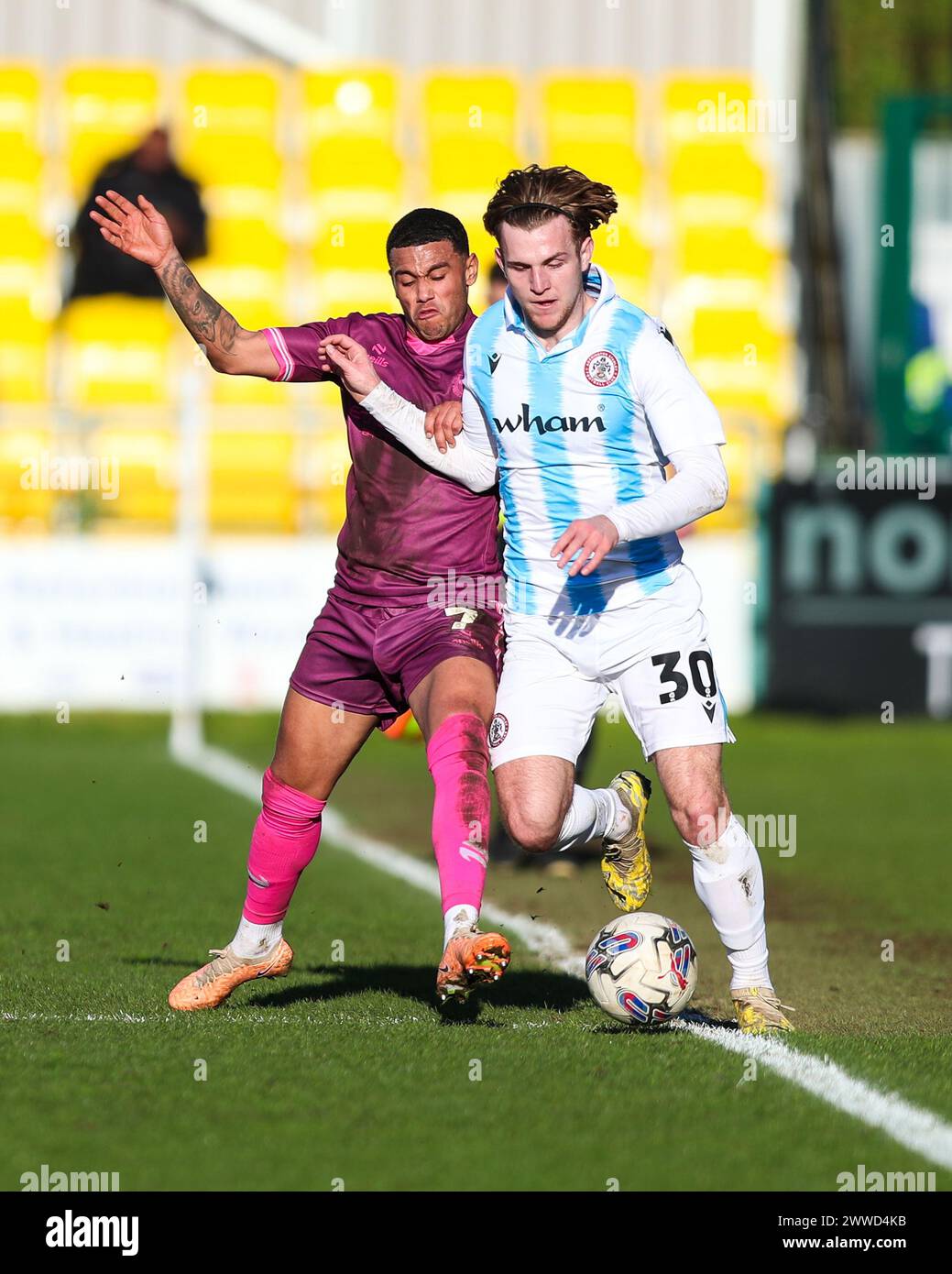 Sutton United's Josh Coley kämpft im Spiel der Sky Bet League Two im VBS Community Stadium in Sutton gegen Alex Henderson von Accrington Stanley. Bilddatum: Samstag, 23. März 2024. Stockfoto