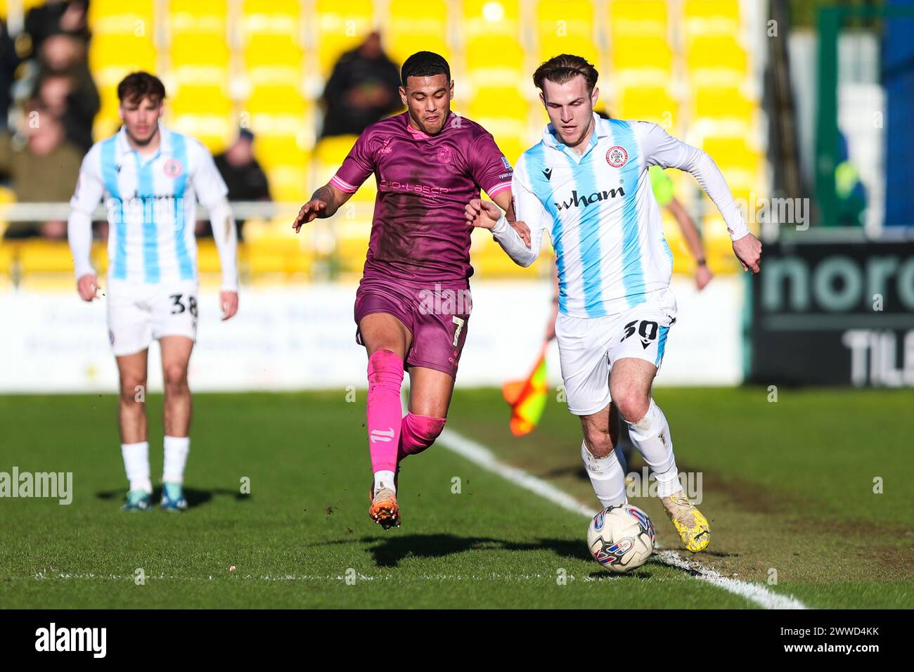 Sutton United's Josh Coley kämpft im Spiel der Sky Bet League Two im VBS Community Stadium in Sutton gegen Alex Henderson von Accrington Stanley. Bilddatum: Samstag, 23. März 2024. Stockfoto