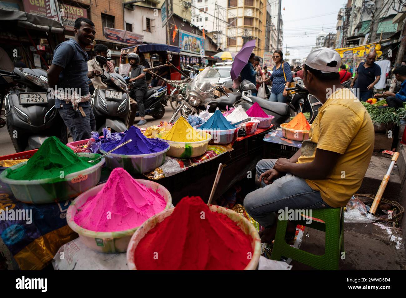 Guwahati, Assam, Indien. März 2024. Der Anbieter verkauft auf einem Straßenmarkt vor dem Holi Festival am 23. März 2024 in Guwahati, Assam, Indien. Holi ist das Hindufest der Farben, es wird mit großer Freude in Indien gefeiert. Credit: David Talukdar/Alamy Live News Credit: David Talukdar/Alamy Live News Stockfoto