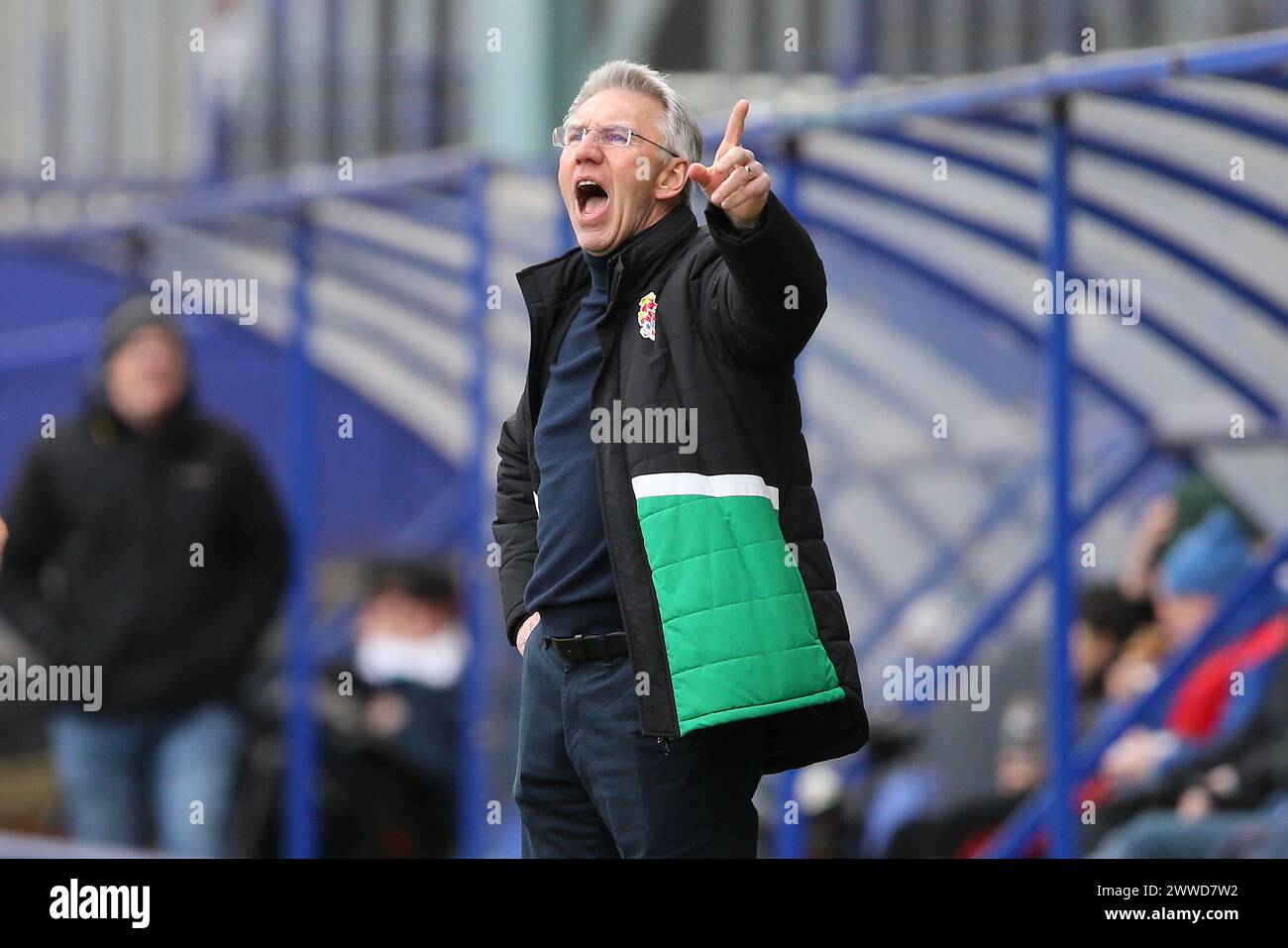 Birkenhead, Großbritannien. März 2024. Nigel Adkins, der Manager der Tranmere Rovers, ruft Anweisungen aus dem technischen Bereich. EFL Skybet Football League Two Match, Tranmere Rovers gegen Crawley Town im Prenton Park, Birkenhead, Wirral am Samstag, 23. März 2024. Dieses Bild darf nur für redaktionelle Zwecke verwendet werden. Nur redaktionelle Verwendung, .PIC von Chris Stading/ Credit: Andrew Orchard Sportfotografie/Alamy Live News Stockfoto