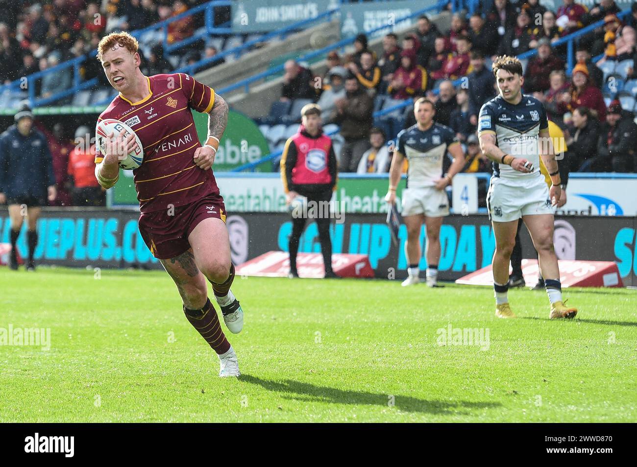 Huddersfield, England - 23. März 2024 Harvey Livett (22) von Huddersfield Giants bricht zum Takt. Rugby League Betfred Challenge Cup, Huddersfield Giants vs Hull FC im John Smith's Stadium, Huddersfield, UK Dean Williams Credit: Dean Williams/Alamy Live News Stockfoto