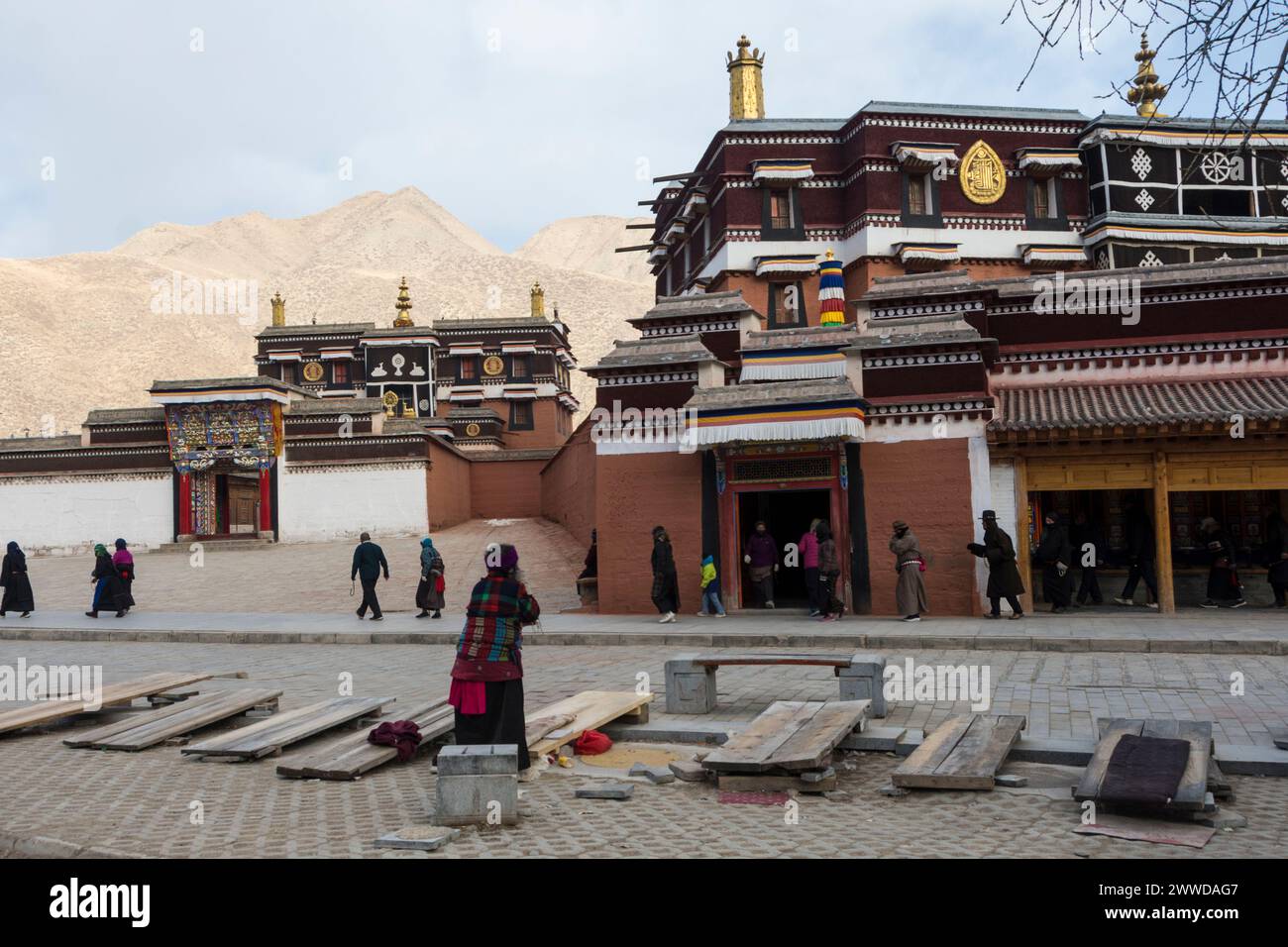 Holzbretter für die Niederwerfung vor einem der Tempel im Kloster Labrang. Xiahe County, Gannan, Autonome Tibetische Präfektur, Gansu, China Stockfoto