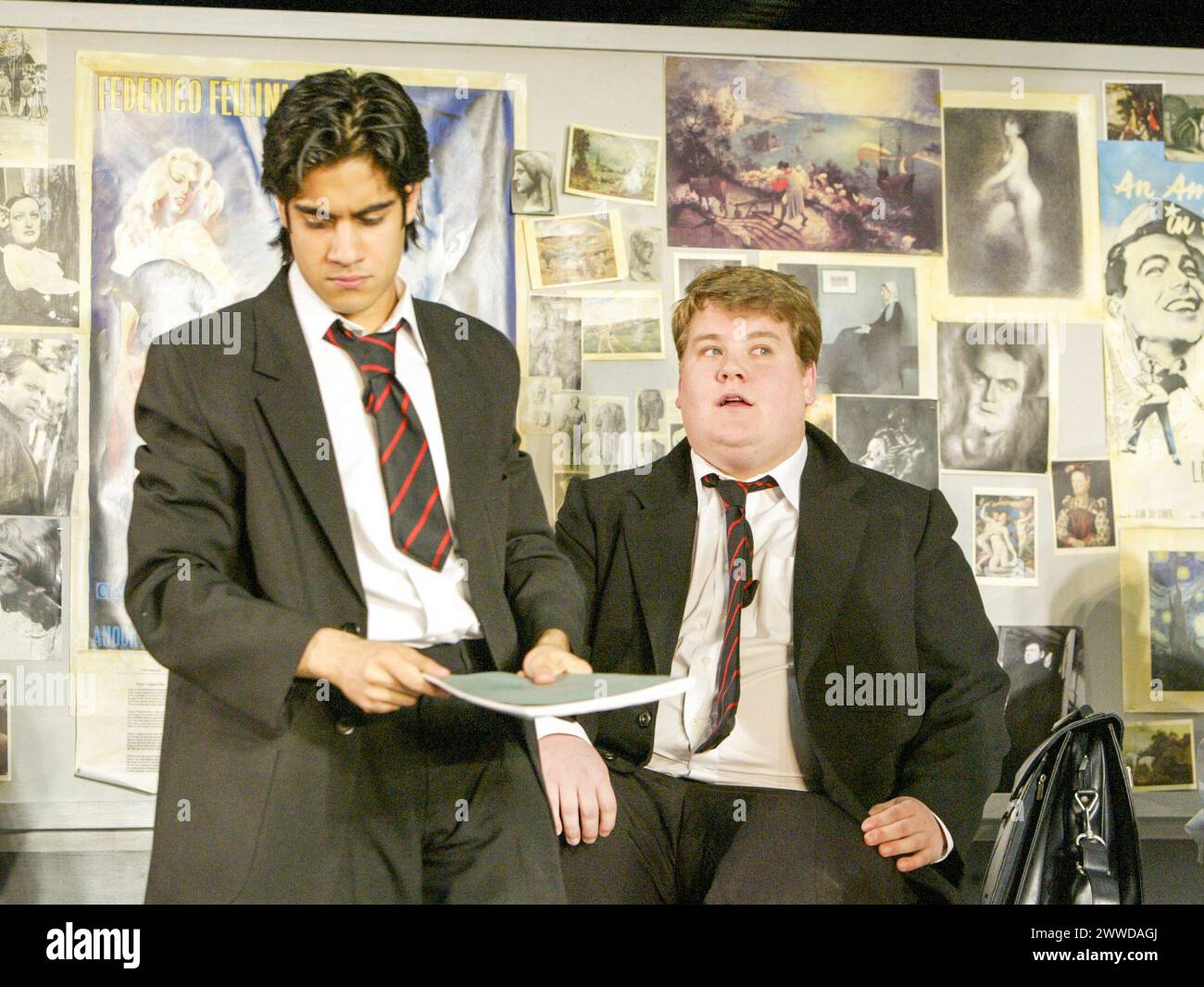 l-r: Sacha Dhawan (Akthar), James Corden (Timms) in DER GESCHICHTE JUNGS von Alan Bennett am Lyttelton Theatre, National Theatre (NT), London SE1 18/05/2004 Design: Bob Crowley Beleuchtung: Mark Henderson Regie: Nicholas Hytner Stockfoto