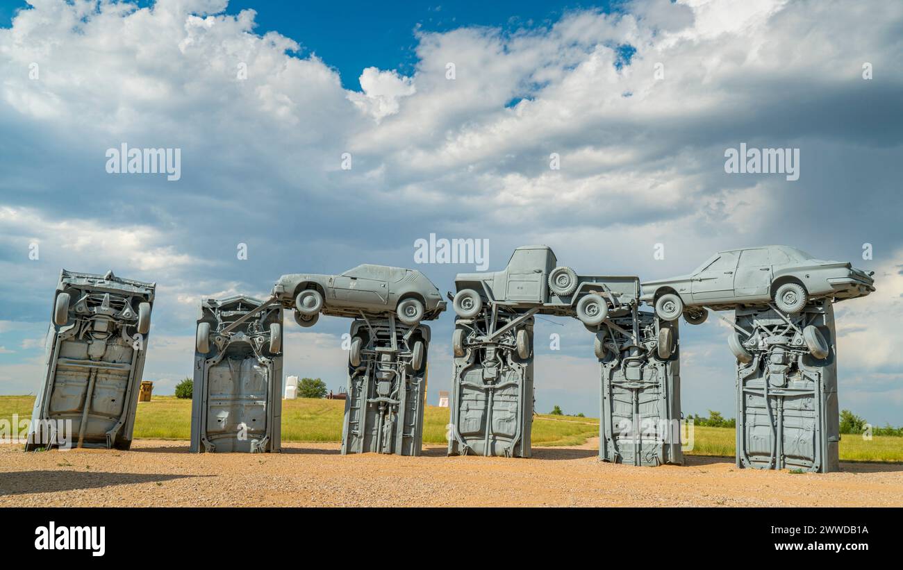 Alliance, NE, USA - 9. Juli 2017: Carhenge Panorama - berühmte Autoskulptur von Jim Reinders, eine moderne Nachbildung des englischen Stonehenge Usins Stockfoto