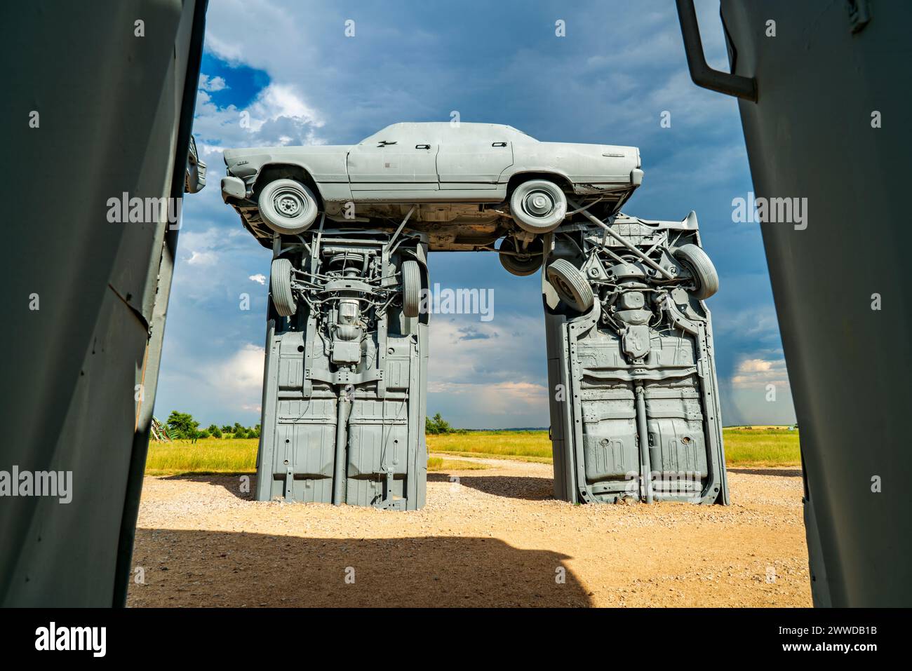 Alliance, NE, USA - 9. Juli 2017: Carhenge - berühmte Autoskulptur von Jim Reinders, eine moderne Nachbildung des englischen Stonehenge mit alten Autos, Stockfoto