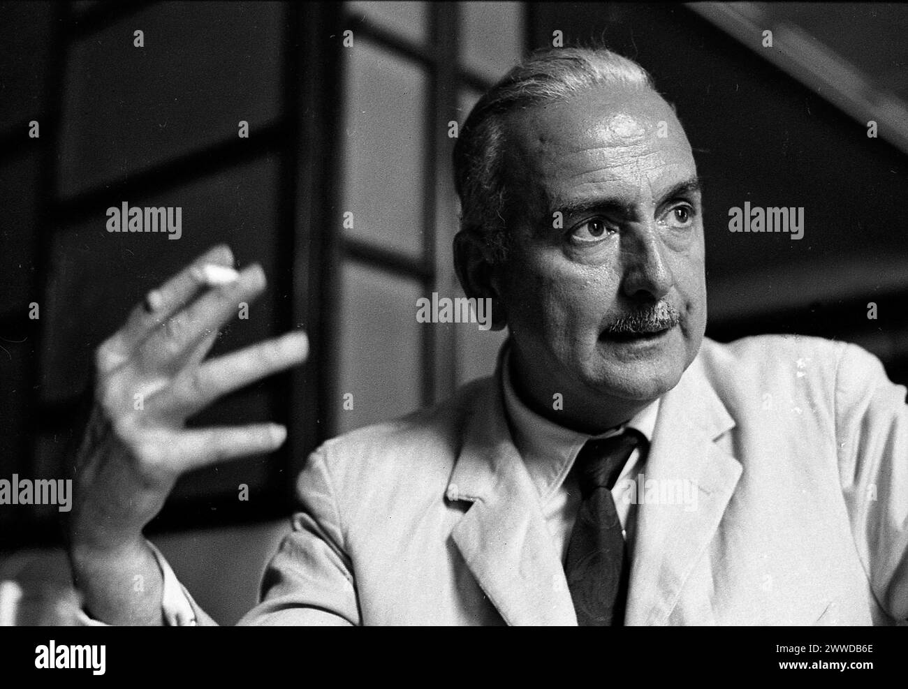 Der argentinische Jurist, Politologe, Journalist, Politiker und Redakteur Marcelo Sánchez Sorondo, während eines Presseinterviews in Buenos Aires am 4. Dezember 1968. Stockfoto