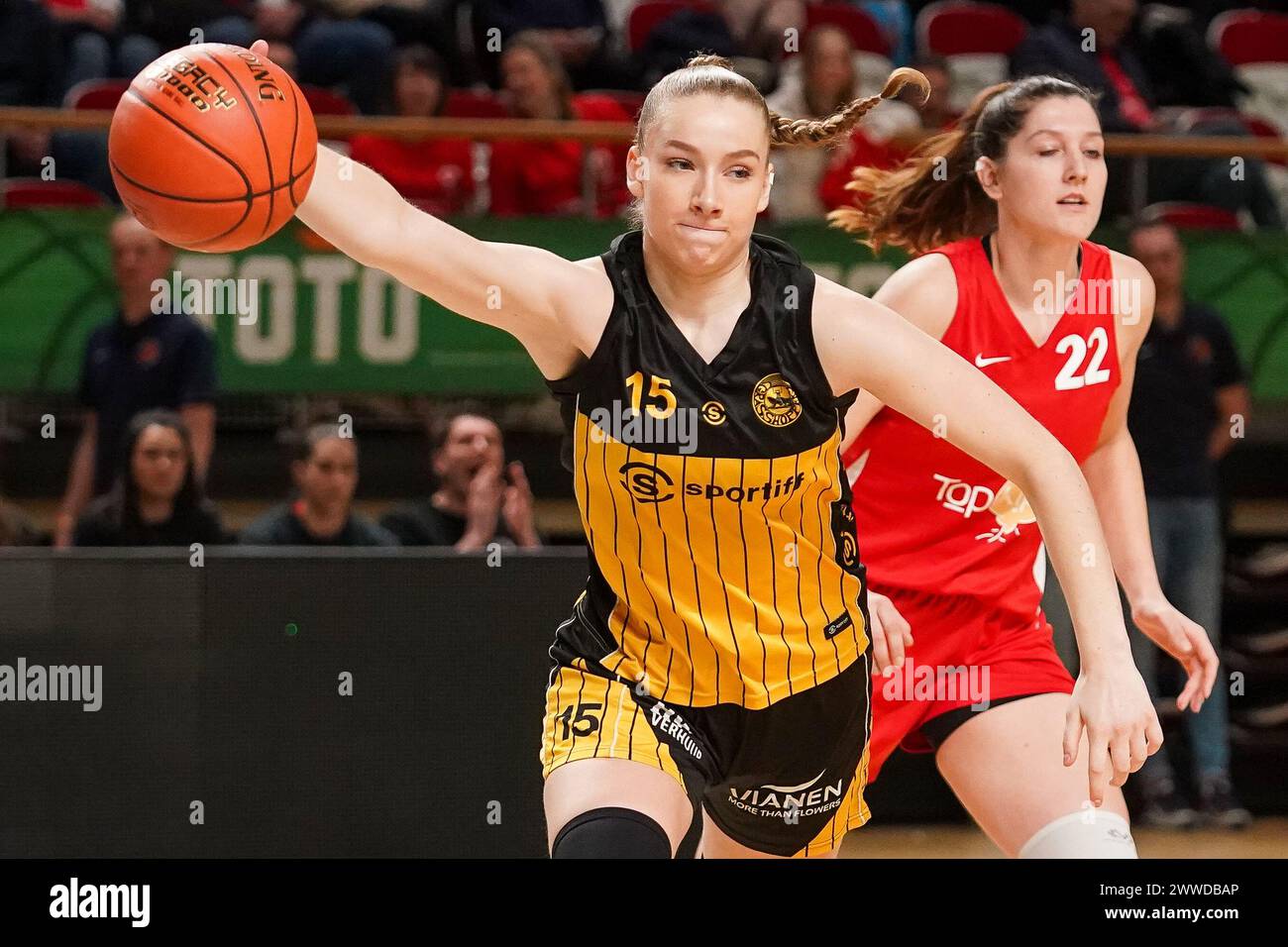 Almere, Niederlande. März 2024. ALMERE, NIEDERLANDE - 23. MÄRZ: Lotte van Kruistum von Grasshoppers während des TOTO Basketball Cup Endspiels zwischen Sportiff Grasshoppers und Topkip Lions im Topsportcentrum am 23. März 2024 in Almere, Niederlande. (Foto von Andre Weening/Orange Pictures) Credit: Orange Pics BV/Alamy Live News Stockfoto