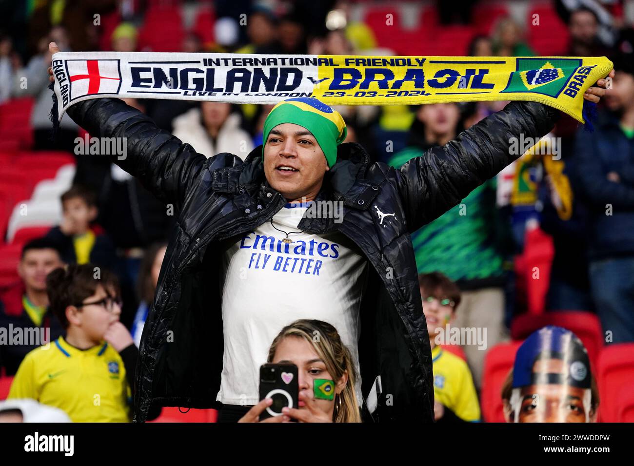 Ein brasilianischer Fan zeigt seine Unterstützung in den Tribünen vor dem internationalen Freundschaftsspiel im Wembley Stadium in London. Bilddatum: Samstag, 23. März 2024. Stockfoto