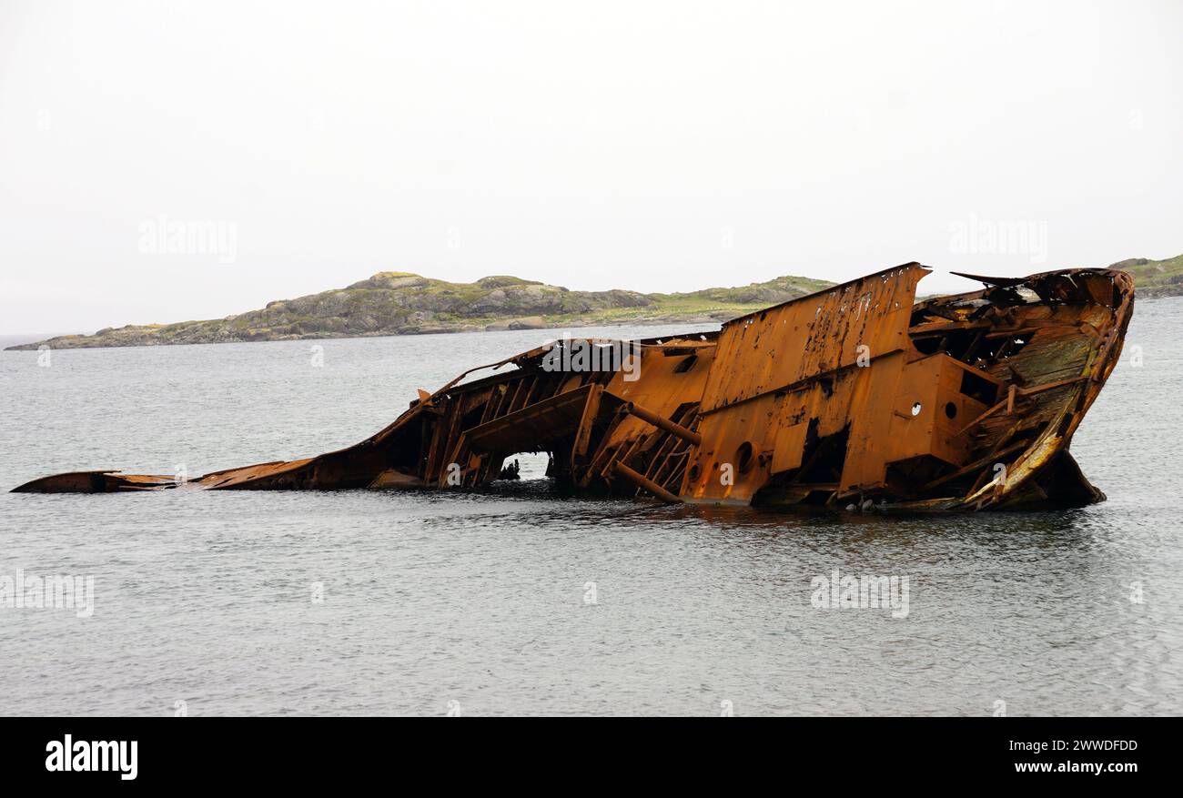 Teilweise untergetauchtes Schiffswrack in der Nähe eines felsigen Ufers an der Küste von Labrador Stockfoto
