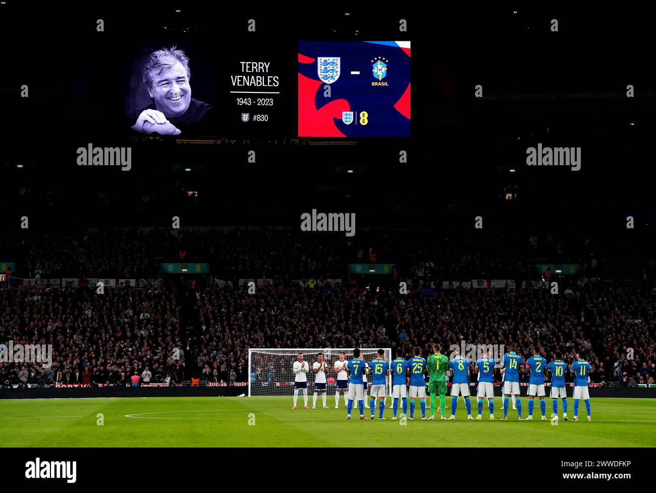 Spieler und Fans nehmen an einer Minute Applaus zum Gedenken an den ehemaligen englischen Trainer Terry Venables Teil, bevor sie ein internationales Freundschaftsspiel im Wembley Stadium in London antreten. Bilddatum: Samstag, 23. März 2024. Stockfoto