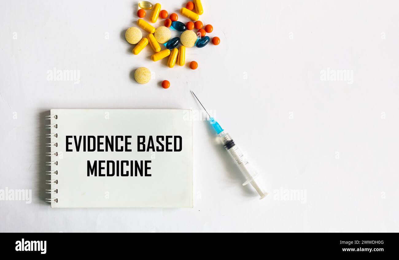 Medizinisches Konzept. Text BEWEISKRÄFTIGE PRAXIS auf einem Notizblock mit Impfstoff und Pillen auf weißem Hintergrund. Stockfoto