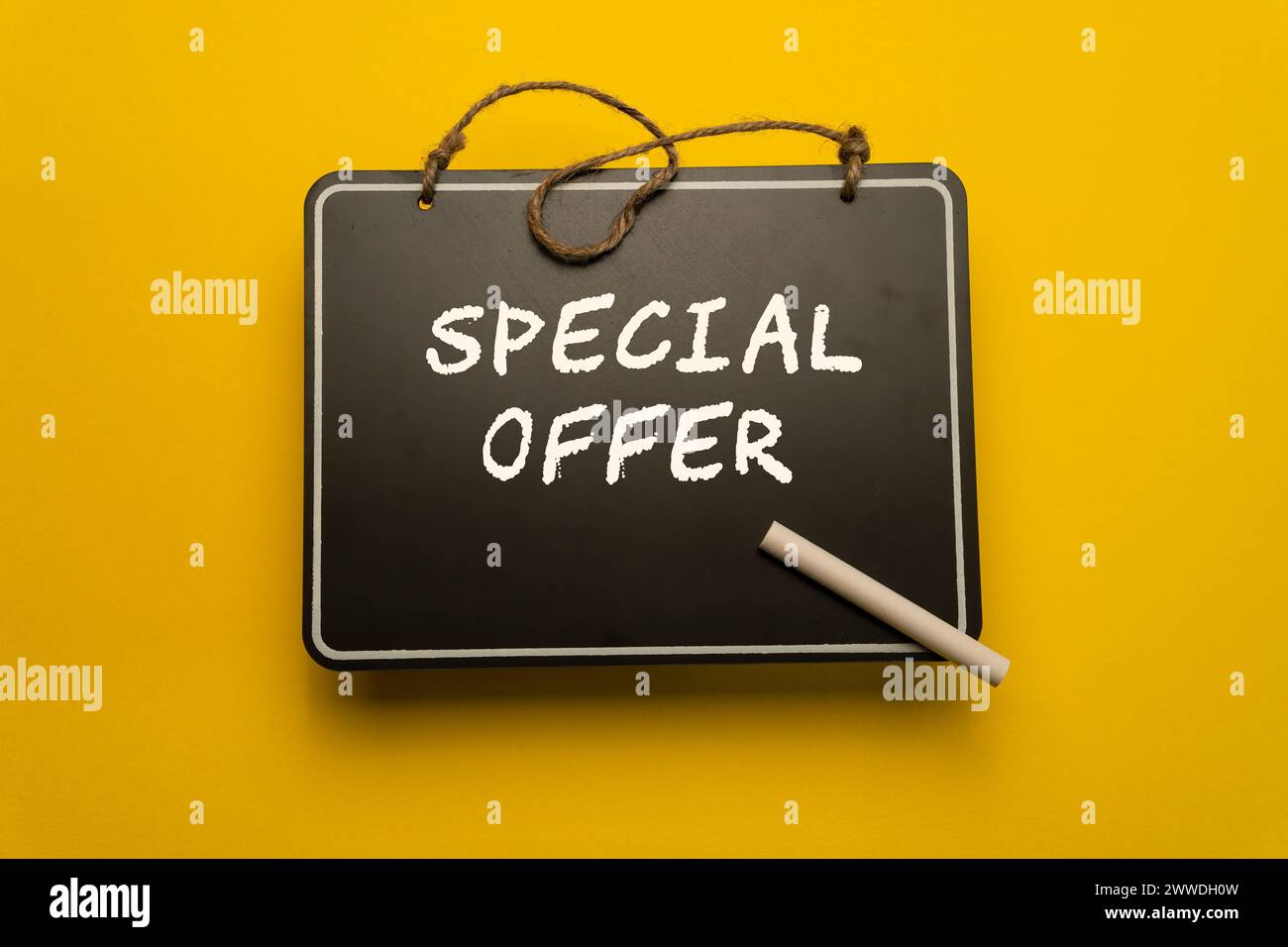 Ein kleines Schwarzes Brett für Fahrpläne auf orangefarbenem Hintergrund mit Sonderworten Stockfoto